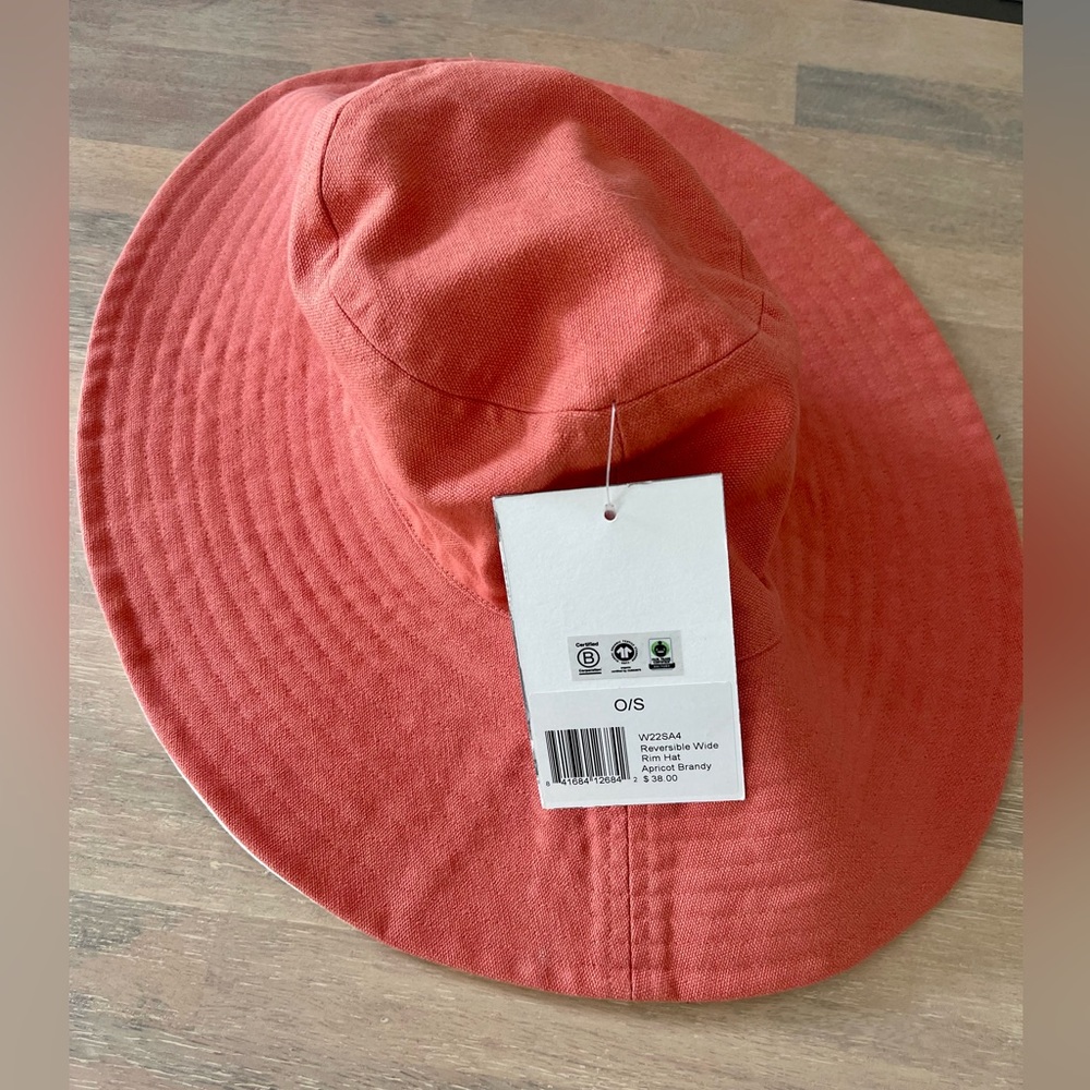 NWT women’s wide brimmed hat (one size, apricot brandy)